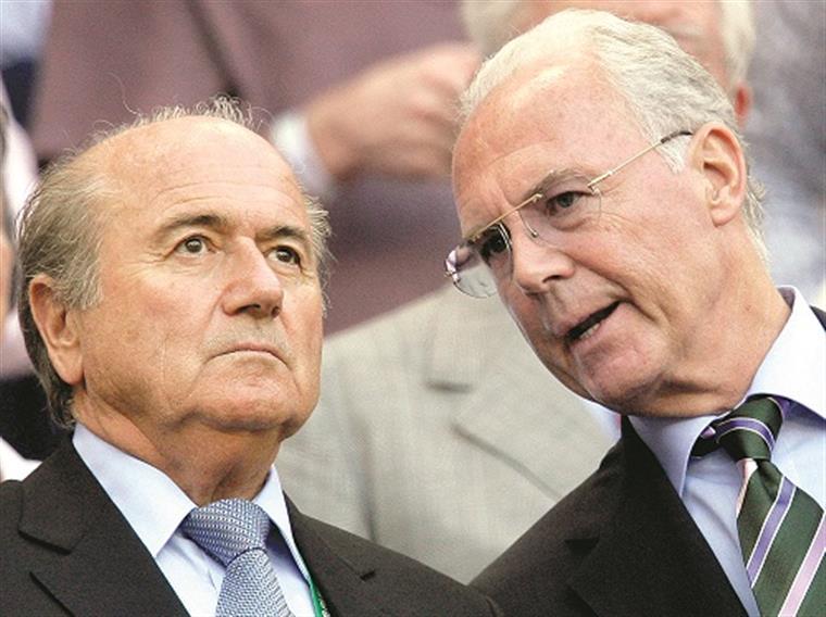 Futebol. Beckenbauer recebeu por baixo da mesa