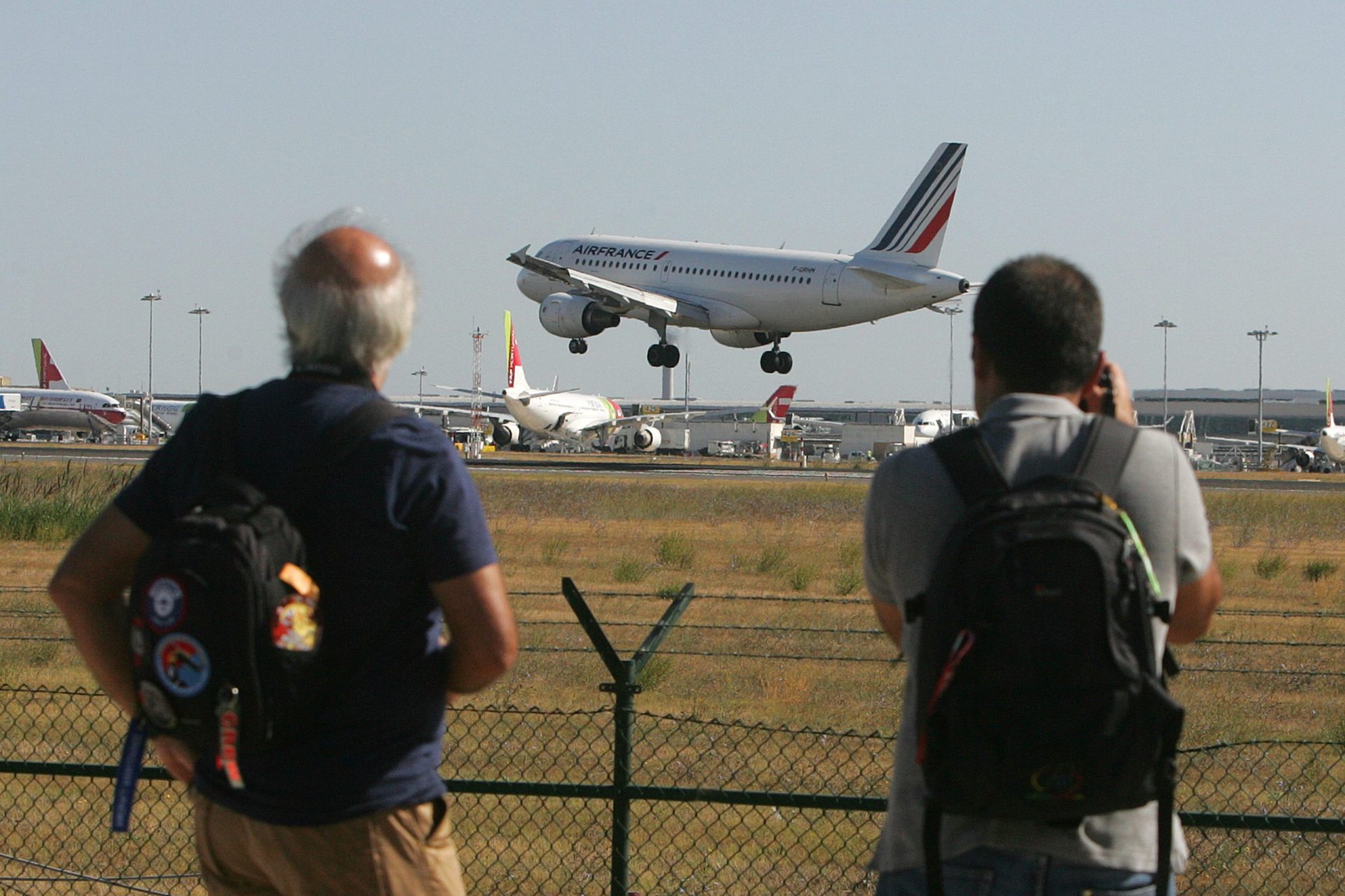 Spotting. Cada vez  há mais gente à caça  de aviões em Lisboa