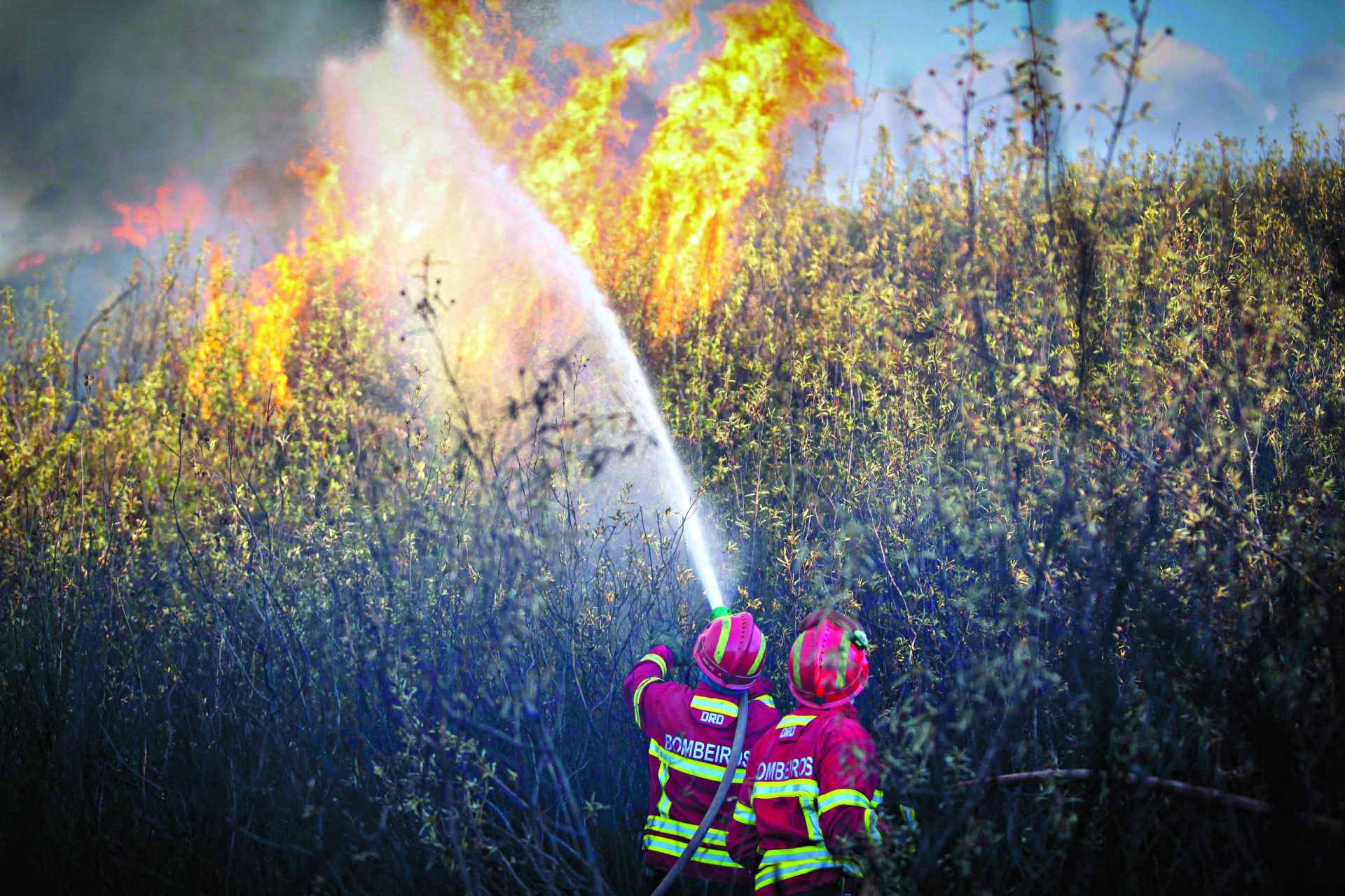 Incêndio em Monção já consumiu casas