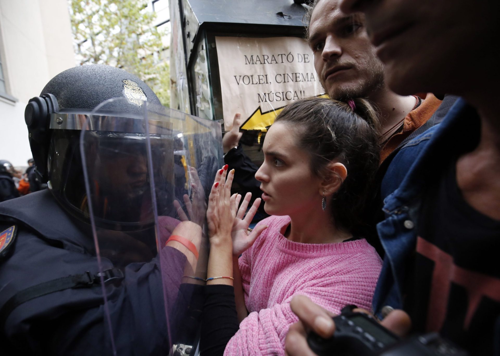 Catalunha. Polícia encerra locais de voto e apreende urnas