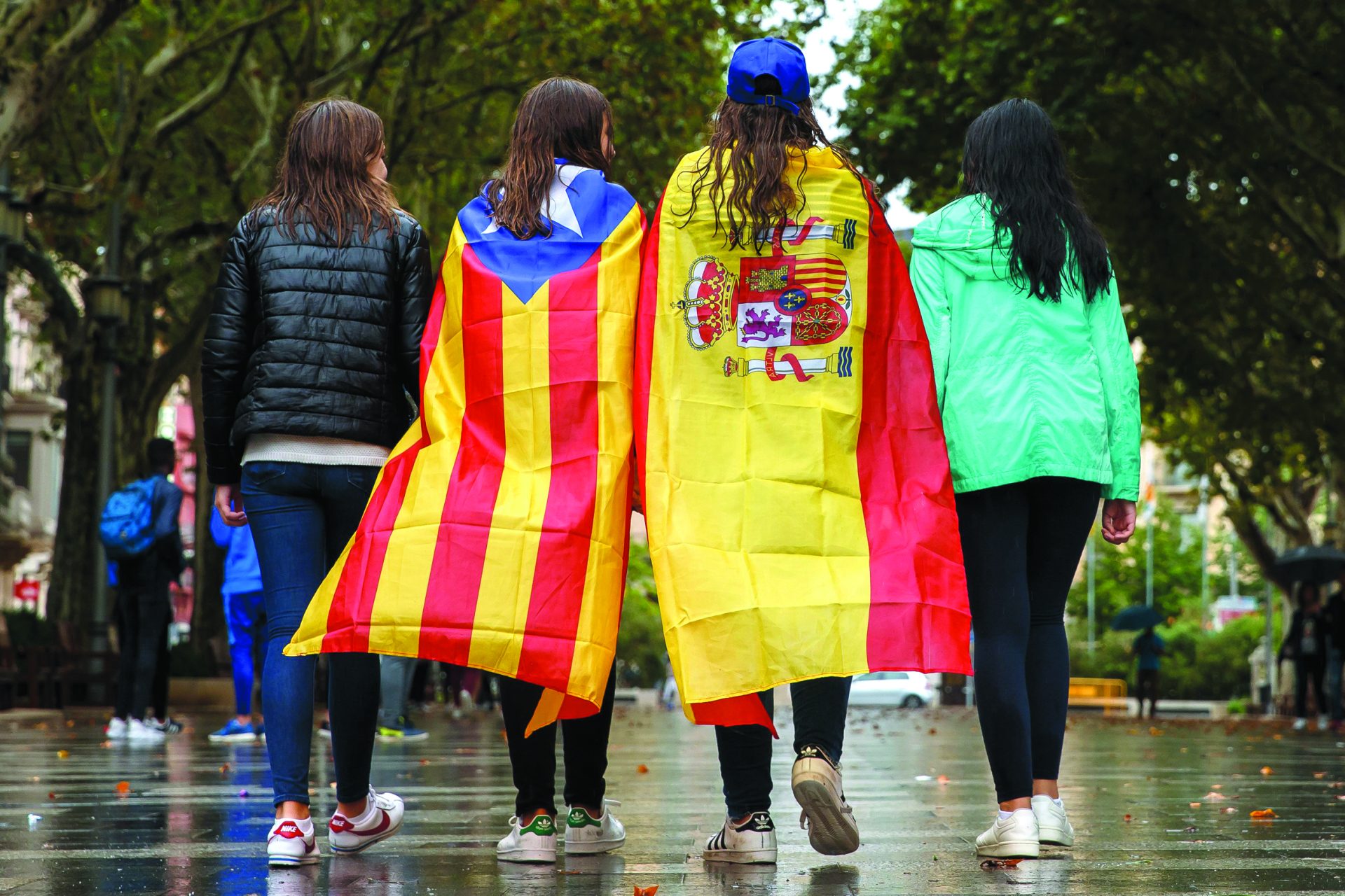 Catalunha. Num canto, a independência de calção grená, no outro, o 155