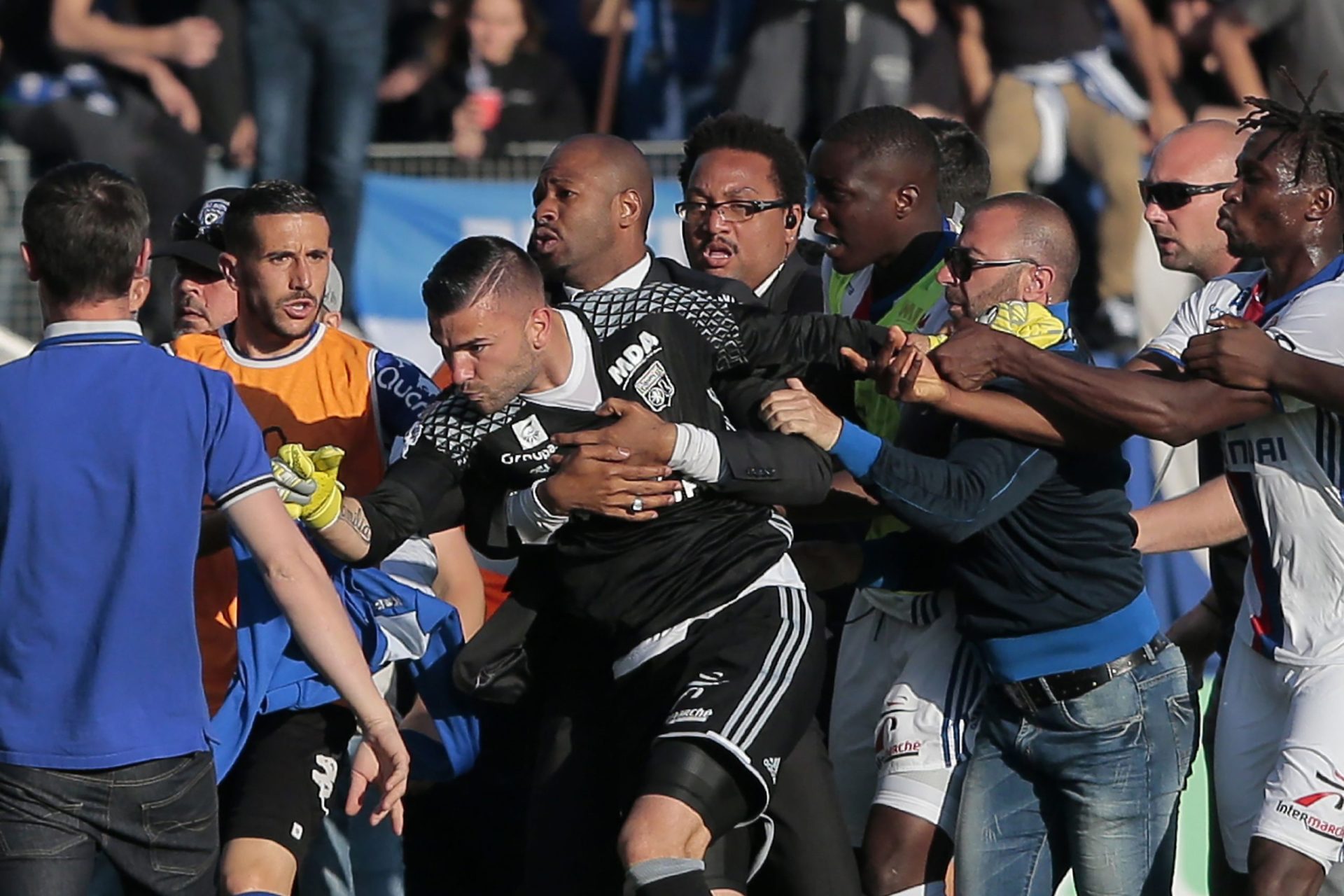 Liga Europa. Adepto com criança ao colo agride Anthony Lopes | Vídeo