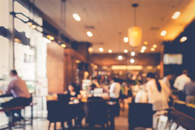 Restaurante deixa comida que sobra em sacos para sem-abrigos