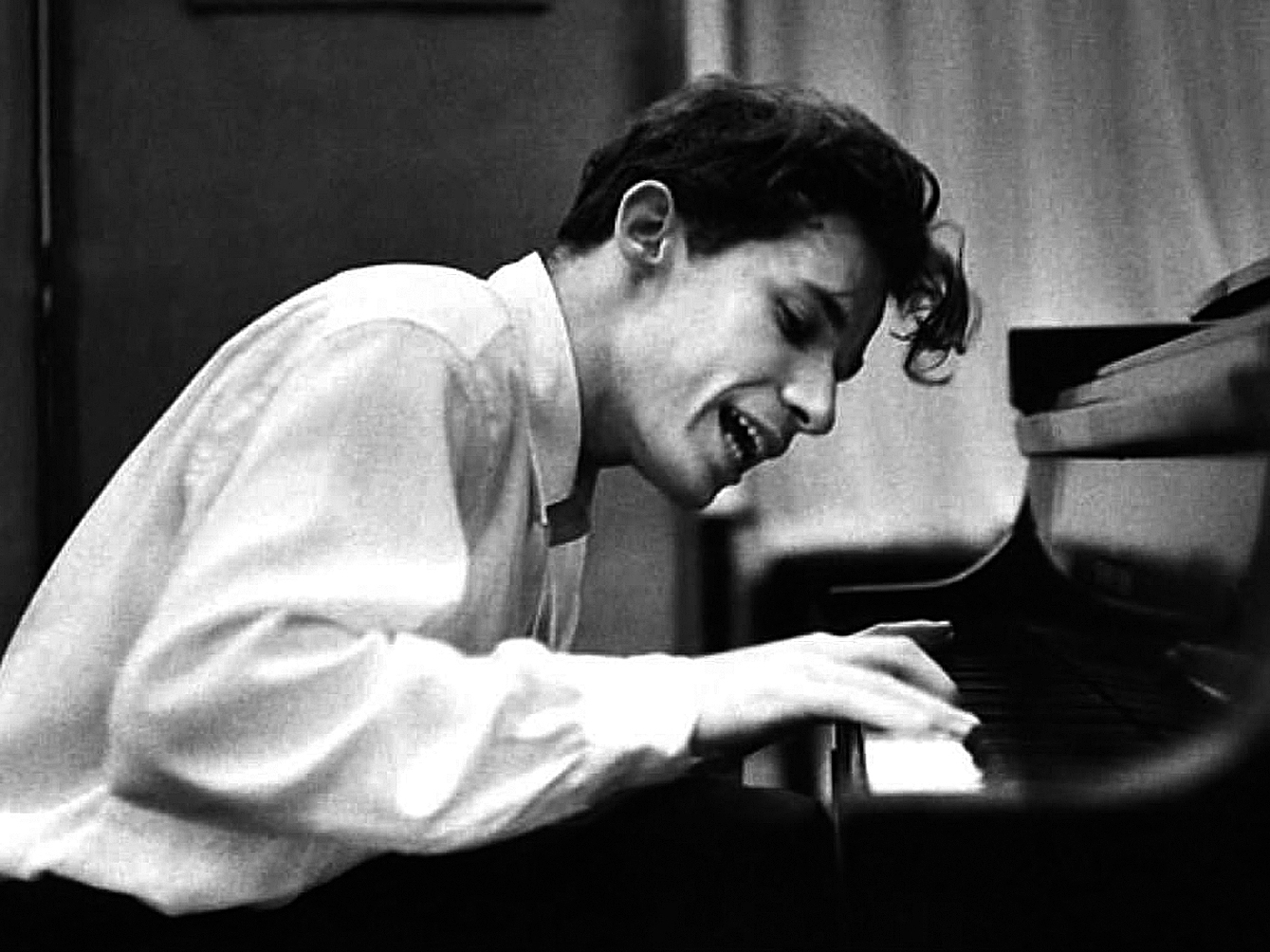 Glenn Gould. Muito mais que pianista, génio musical