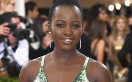 Lupita Nyong’o critica revista por lhe retirar parte do cabelo