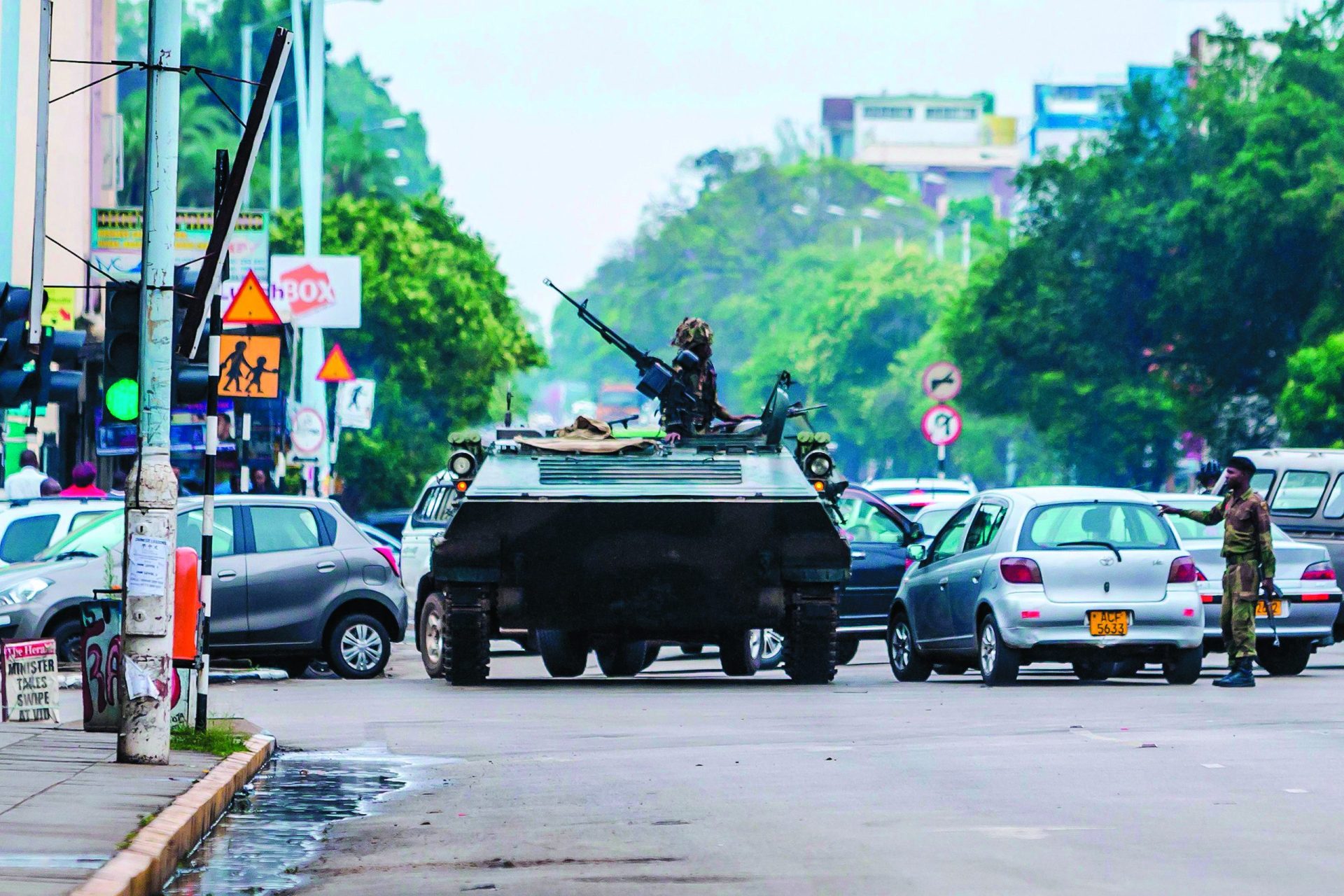 Zimbabué. Era Mugabe termina sem golpe sem sangue