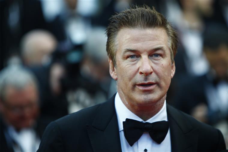 Alex Baldwin admite que tratou as mulheres de “forma sexista”