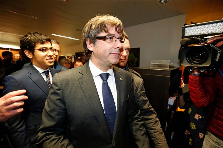 “Estou disposto a ser candidato, mesmo a partir do estrangeiro”, diz Puigdemont