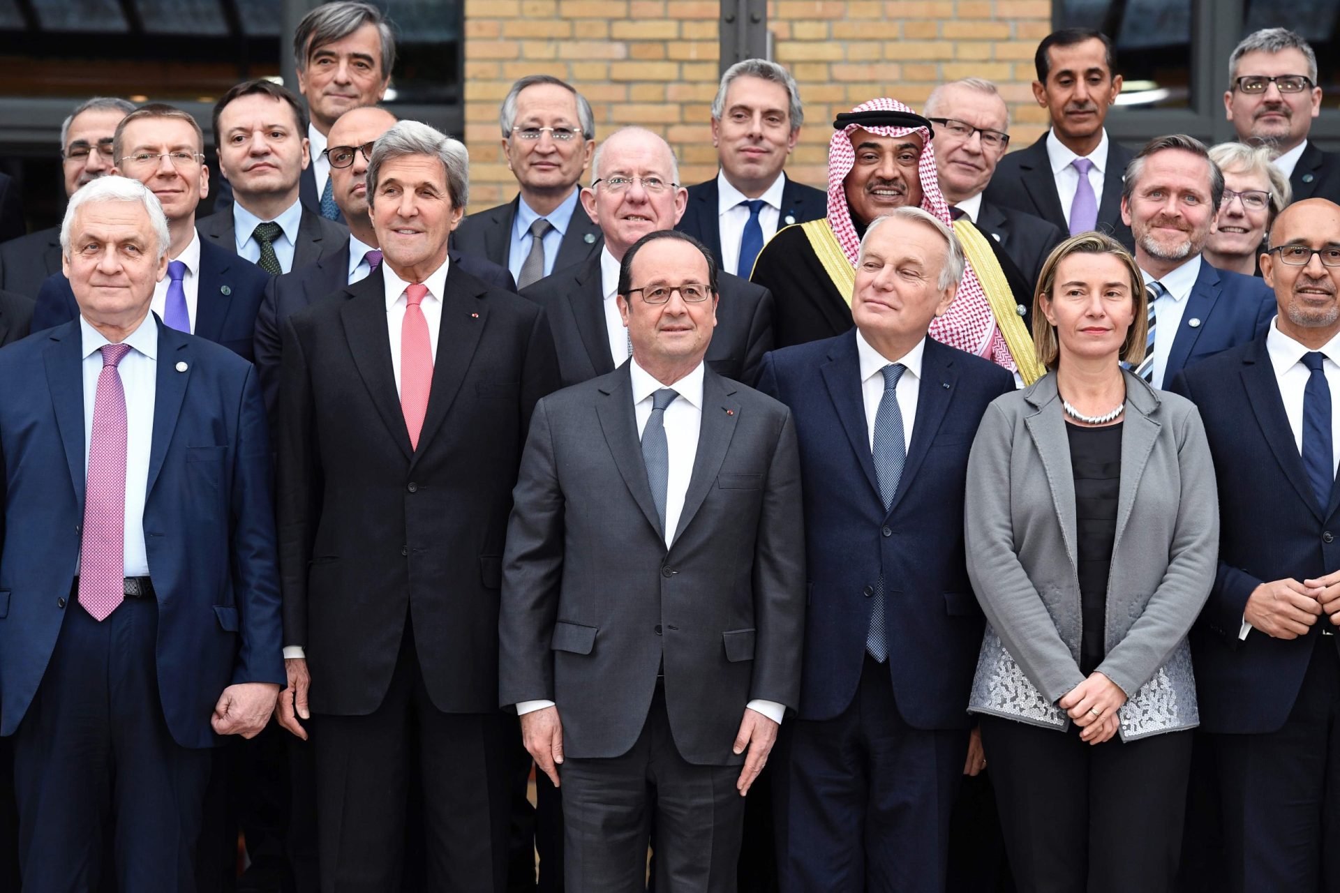 Cimeira de Paris. Atores principais ausentes de súplica pela paz