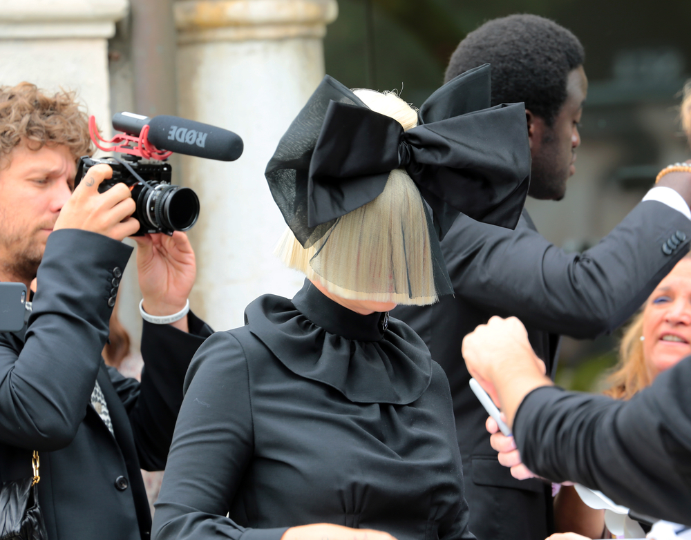 Sia publica foto nua em resposta a “paparazzi” [Foto]