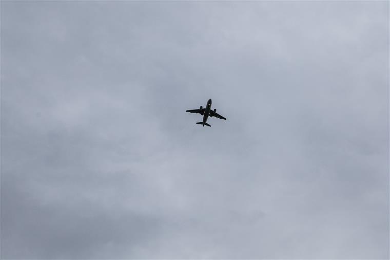 Aeroporto. Três horas de espera no controlo de passaportes