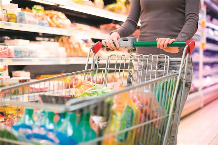 Trabalhadores de supermercados vão fazer greve antes do Natal