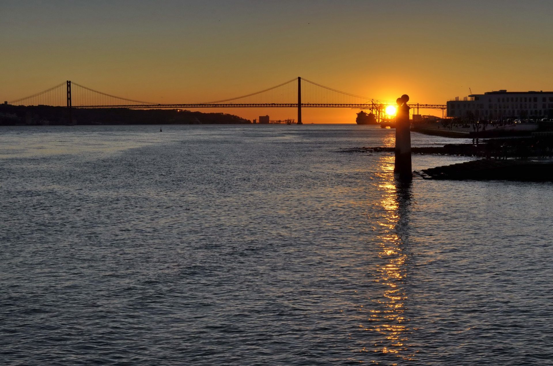 Há um navio encalhado no rio Tejo