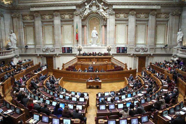 Parlamento. Partidos acusados de aprovarem lei às escondidas