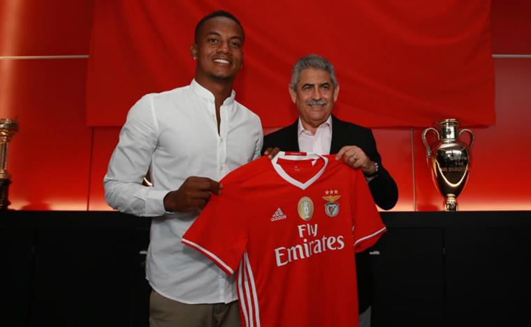 Taça da Liga. Eliseu e Carrillo no onze do Benfica