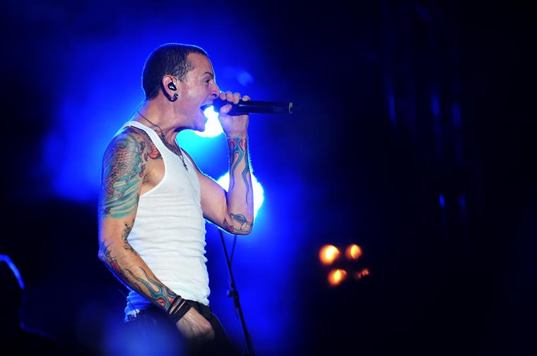 Autópsia de Chester Bennington revela drogas e álcool