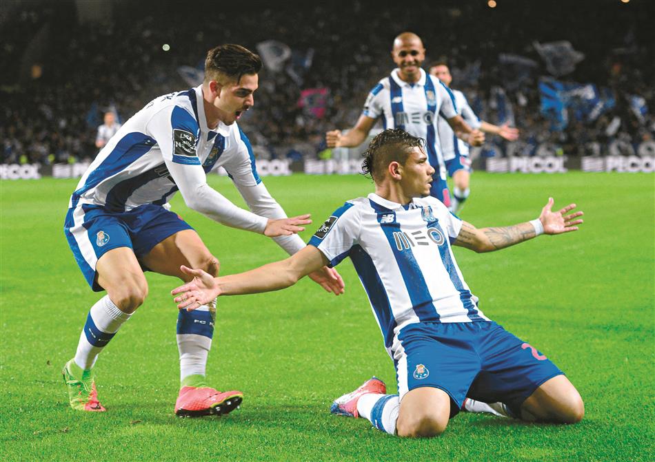 FC Porto passa em Guimarães com golos de Soares e Jota