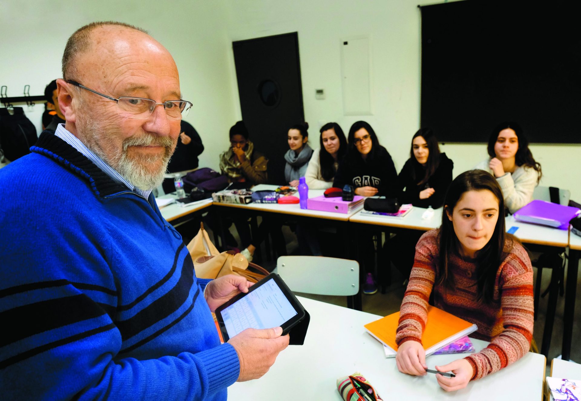 A escola  está a mudar. Tablets e TPCs diferentes  aliviam costas dos alunos