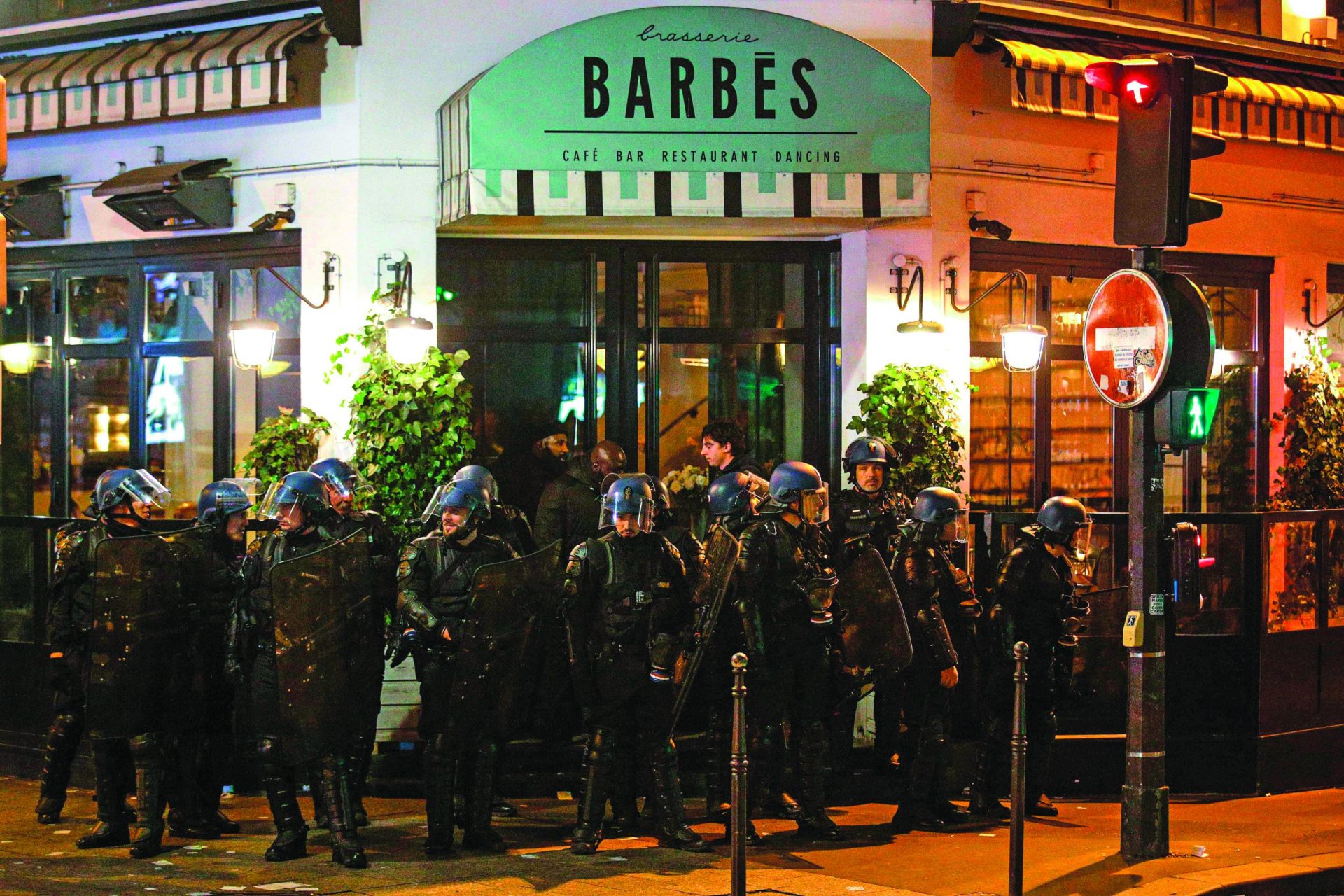 Polícia francesa detém 200 jovens nos protestos contra a violência policial