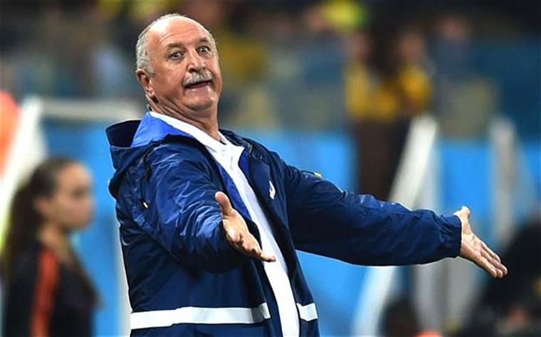 Scolari goleia primeira mulher a treinar na Champions asiática