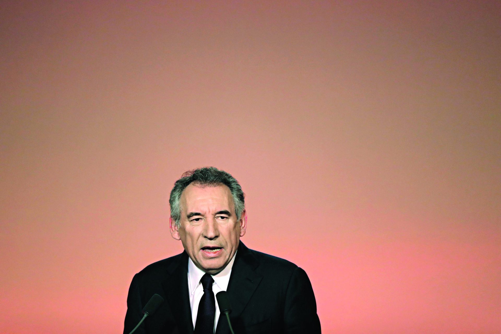 França. Bayrou desiste da corrida e estende a mão a Macron