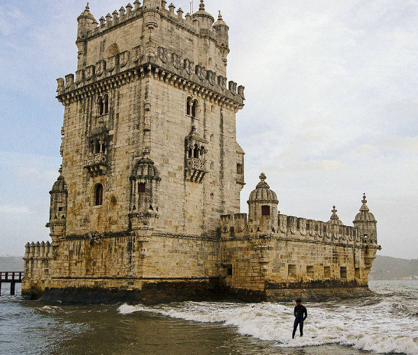 O surf “histórico” nas ondas da Torre de Belém [vídeo]