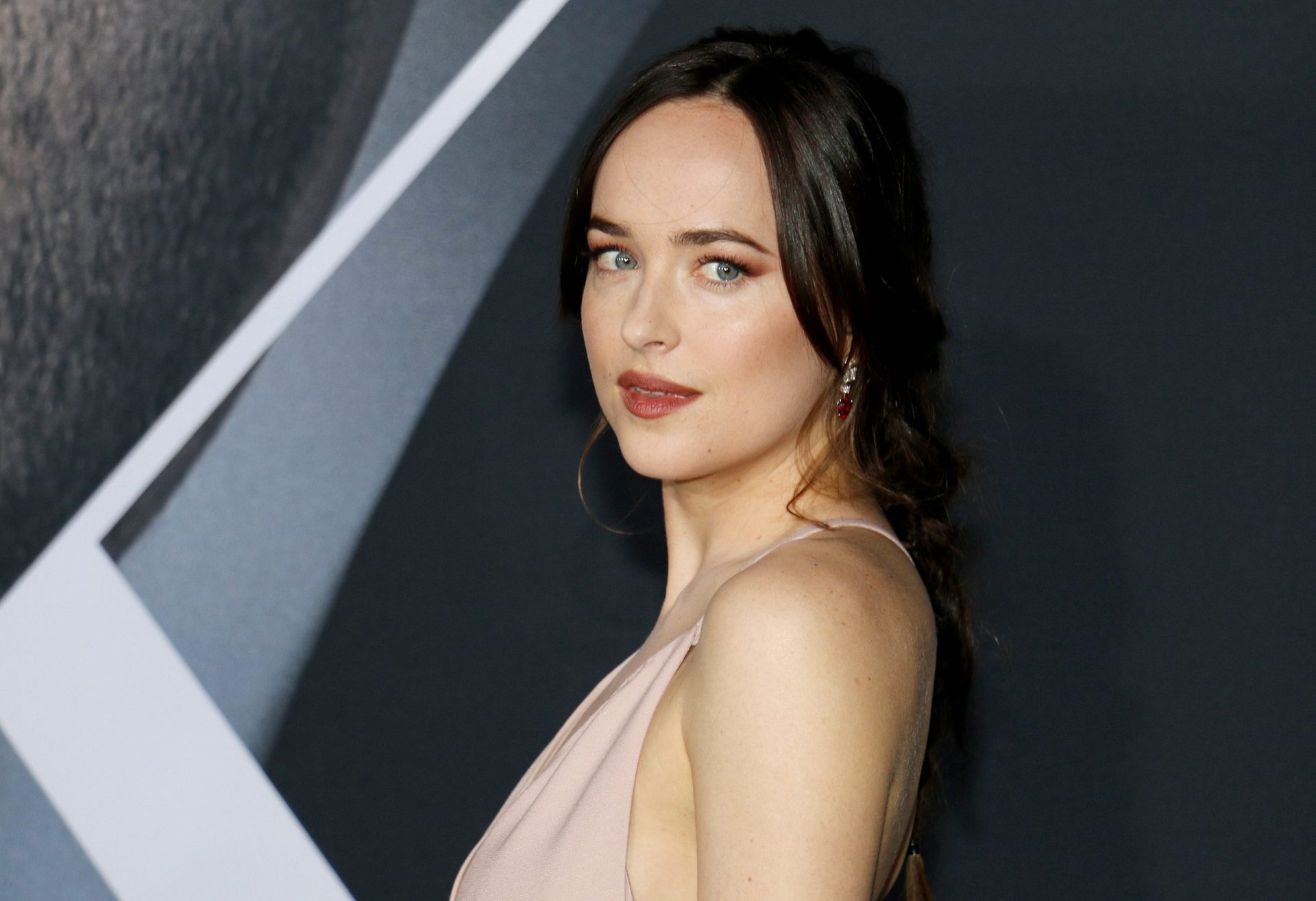 Dakota Johnson.  “A psicologia de um sadista com numerosos fetiches sexuais é fascinante”