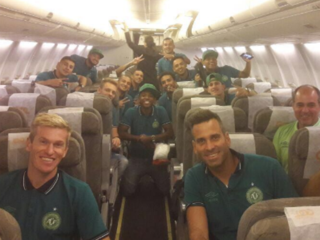 Chapecoense num avião pela primeira vez após a tragédia na Colômbia