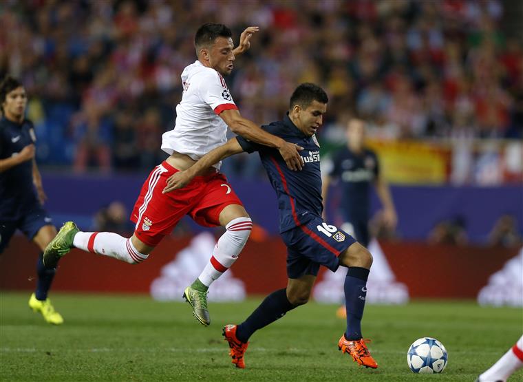 Dortmund-Benfica. André Almeida e Samaris no meio-campo, Rafa na bancada