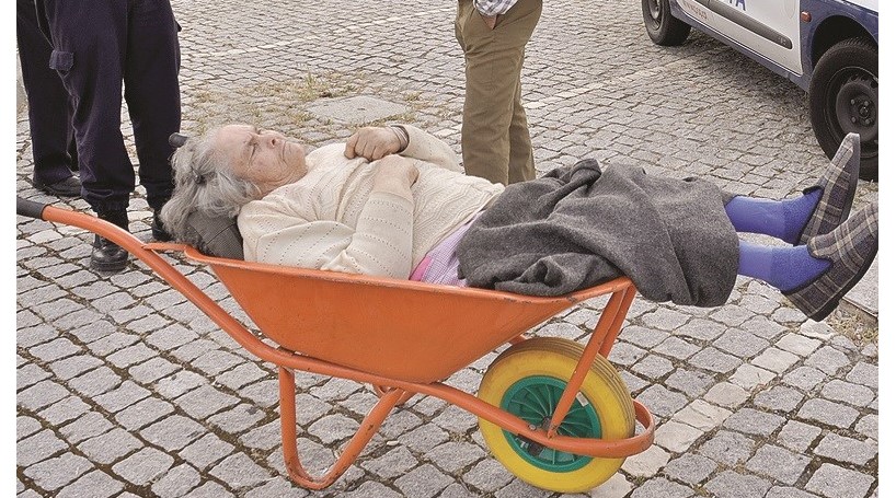 Idosa foi levada aos CTT num carrinho de mão