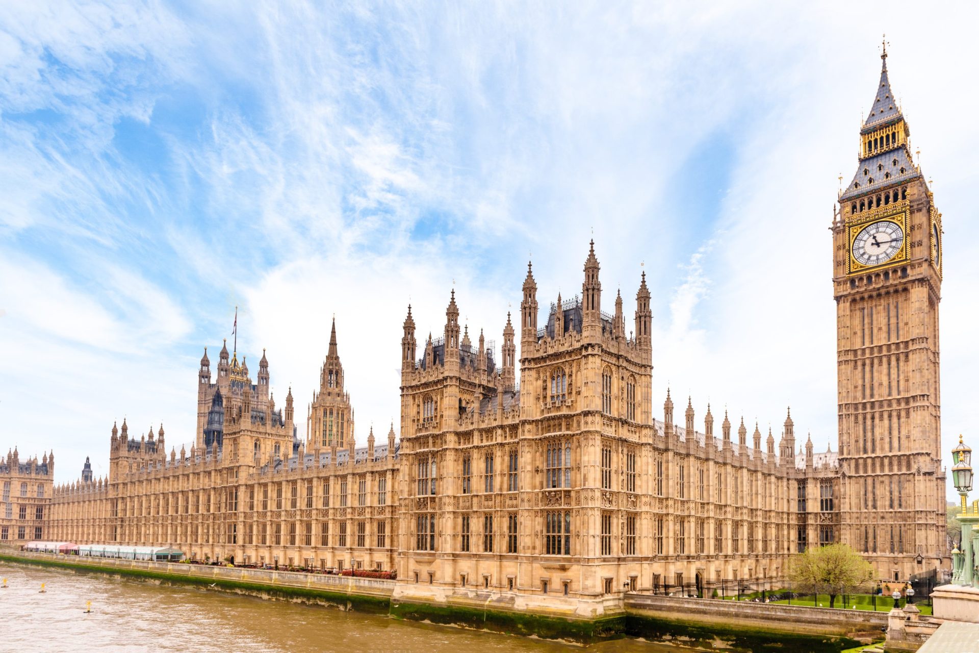 Homem armado detido perto do Parlamento britânico