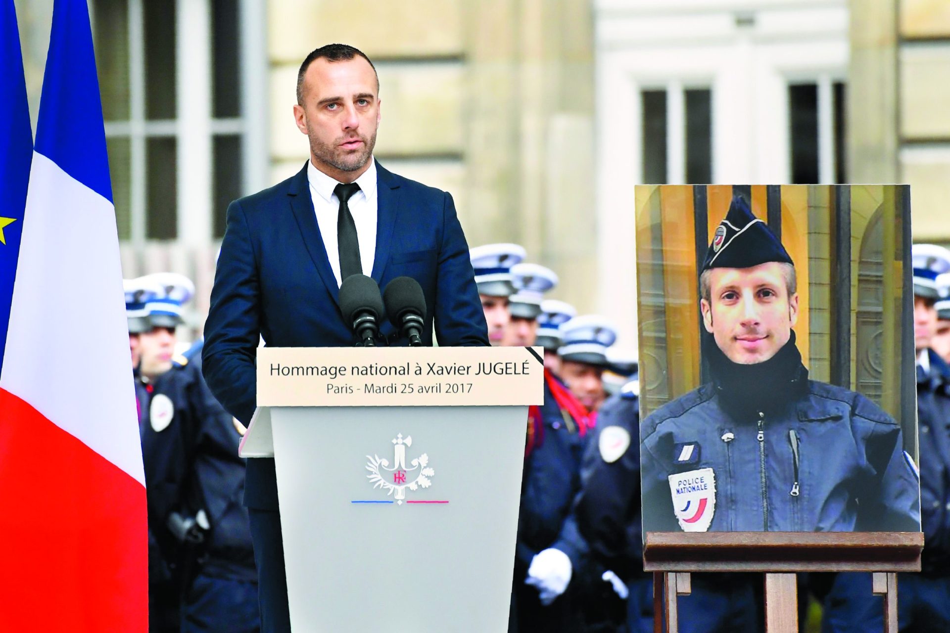 França.  Marido de polícia gay discursa contra Le Pen diante de Le Pen