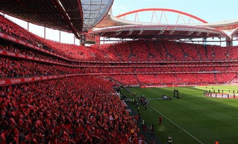 Benfica vence Estoril e segura liderança da liga