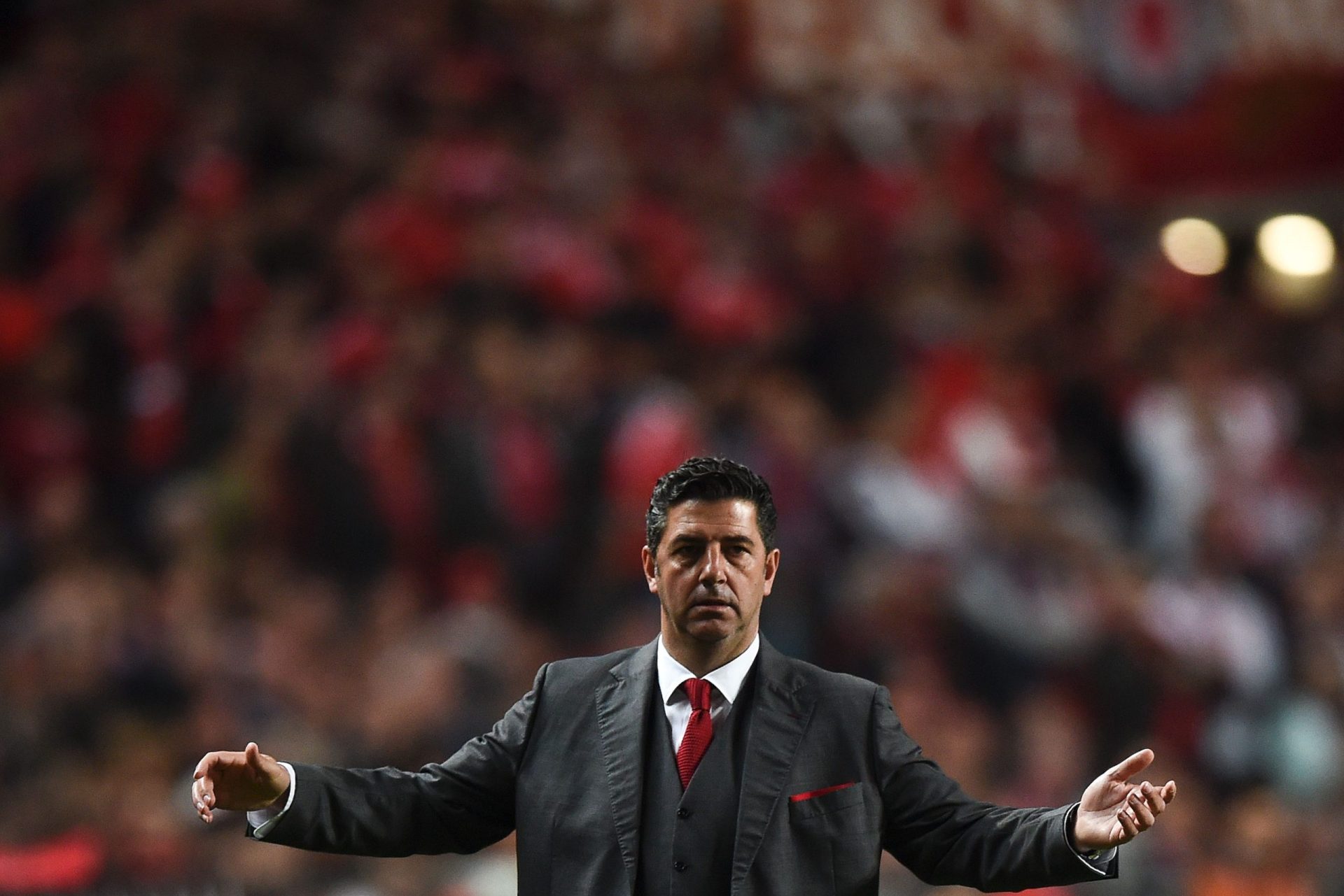 Benfica renova com Rui Vitória