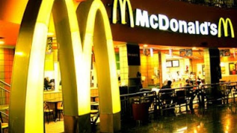 Empregada do McDonald&#8217;s entorna água a ferver em cima de criança