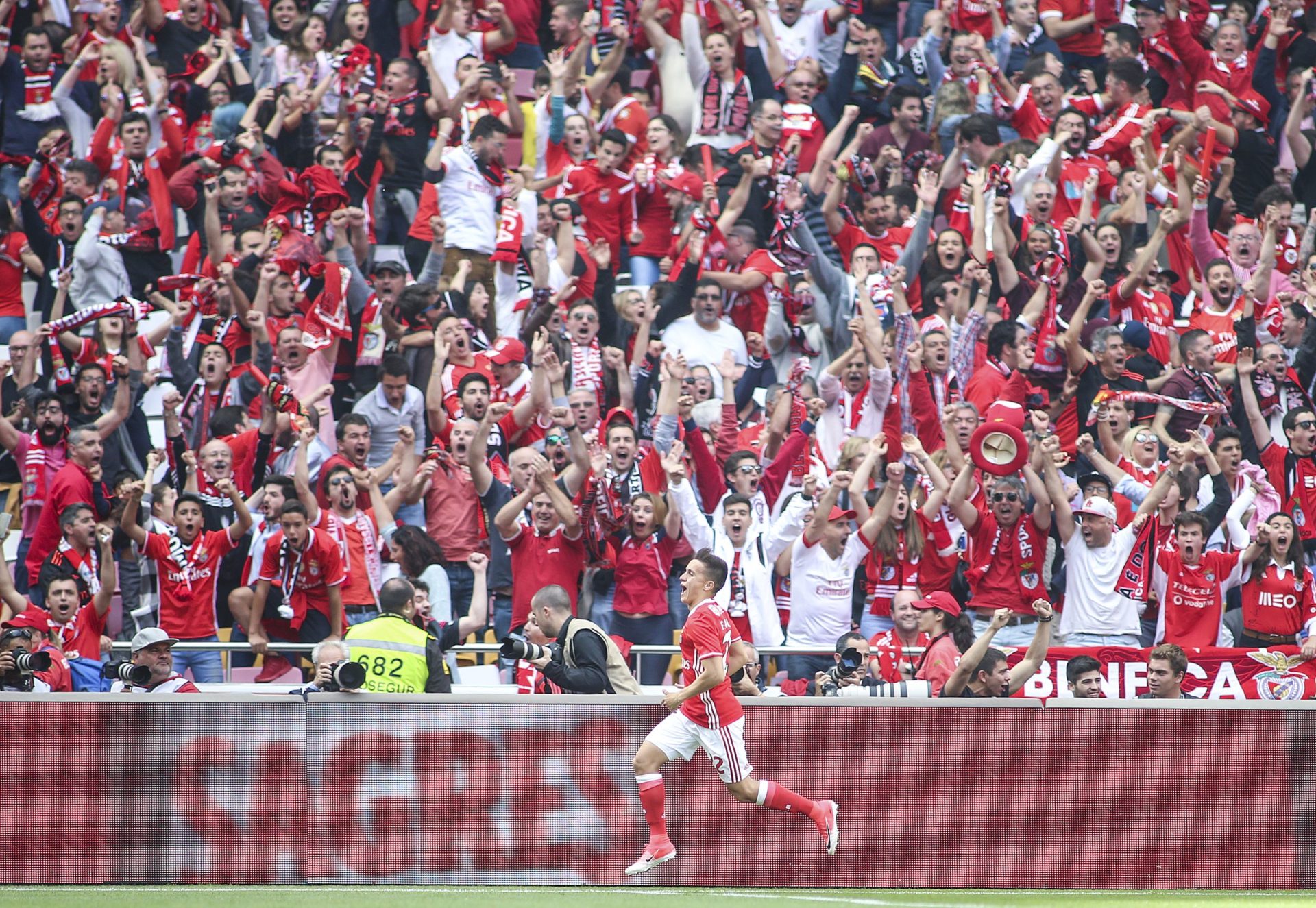 Benfica muito perto do tetra: 5-0 na Luz