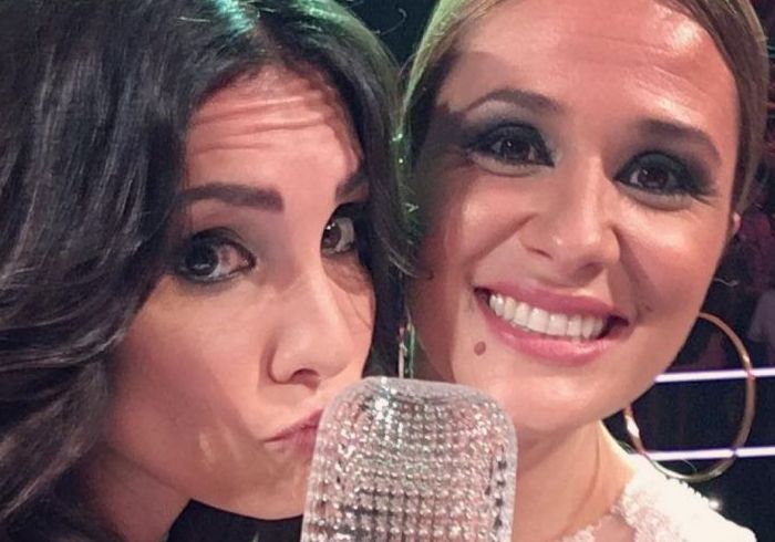 Daniela Ruah beija o troféu de Salvador Sobral