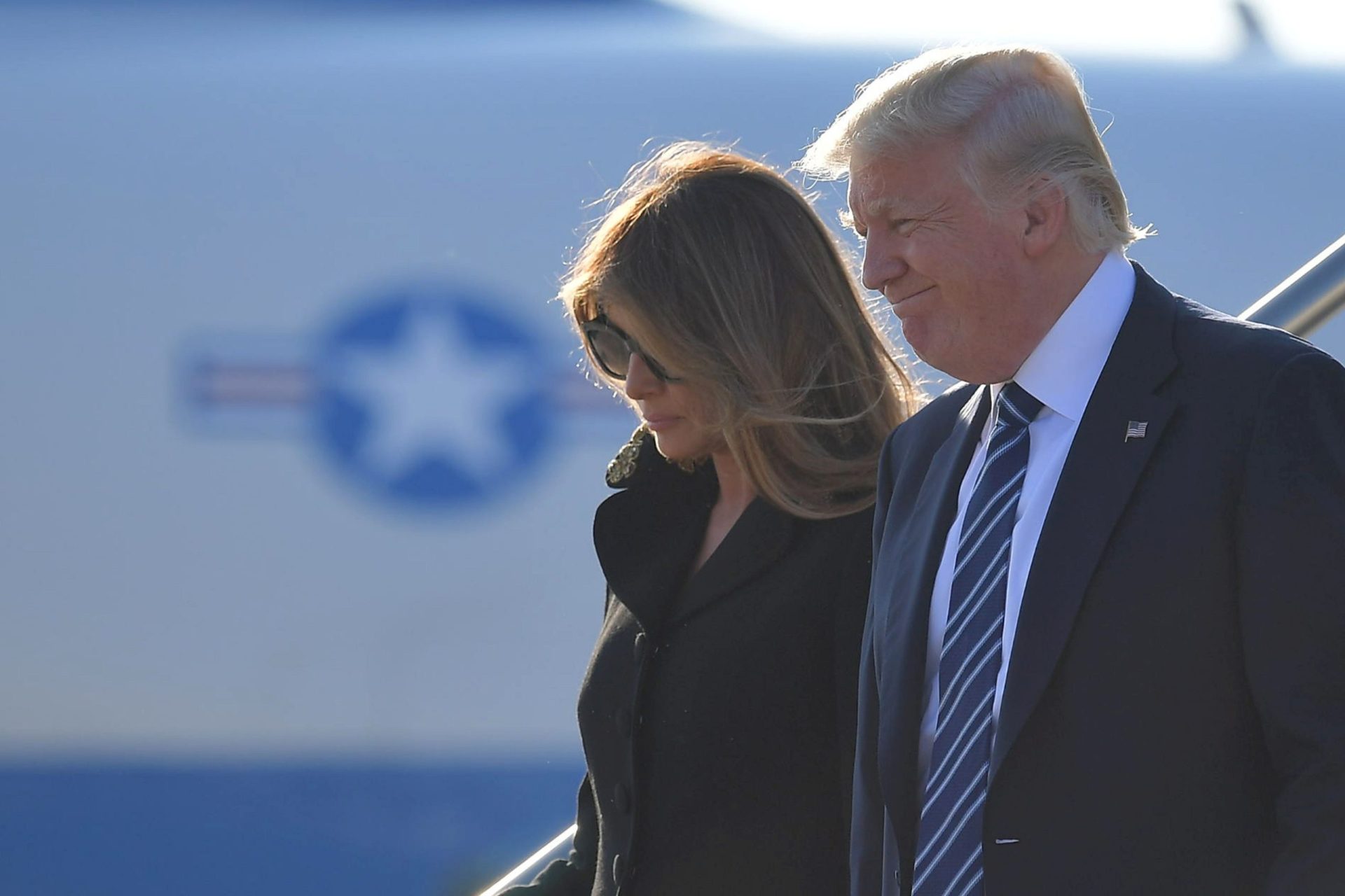 Melania rejeita mão de Trump… outra vez | VÍDEO