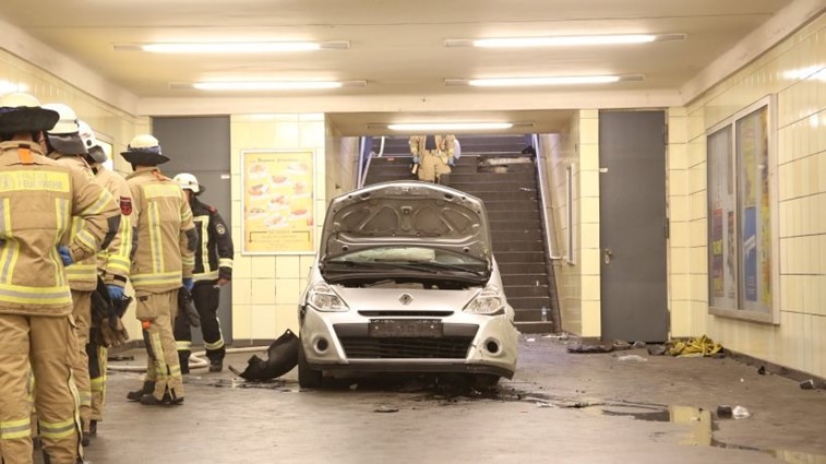 Carro atropela várias pessoas em Berlim