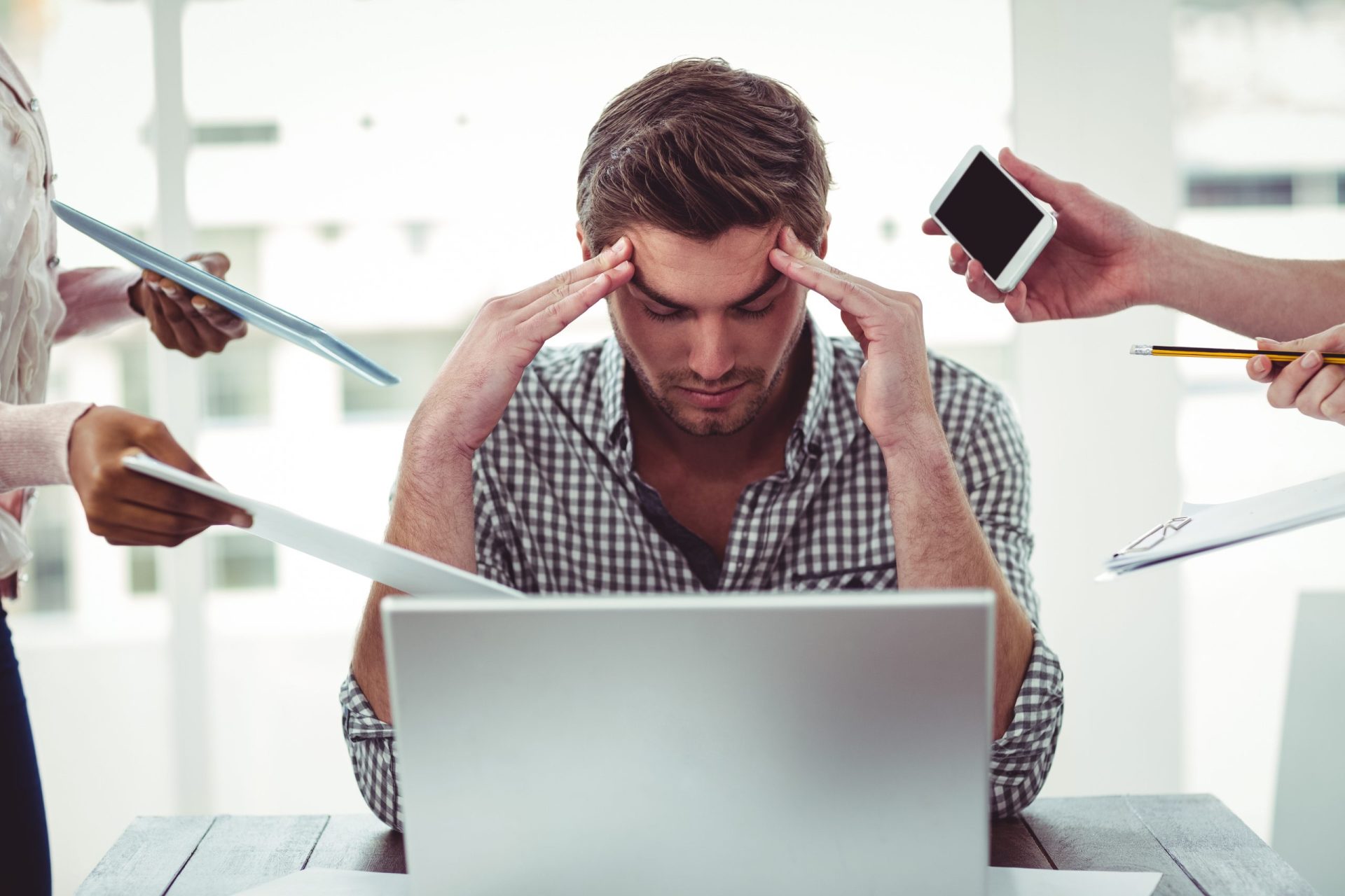 Saiba como evitar que o stress se espalhe no local de trabalho