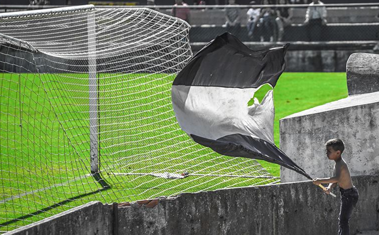 Foto de pequeno adepto do Espinho torna-se viral após vitória do clube