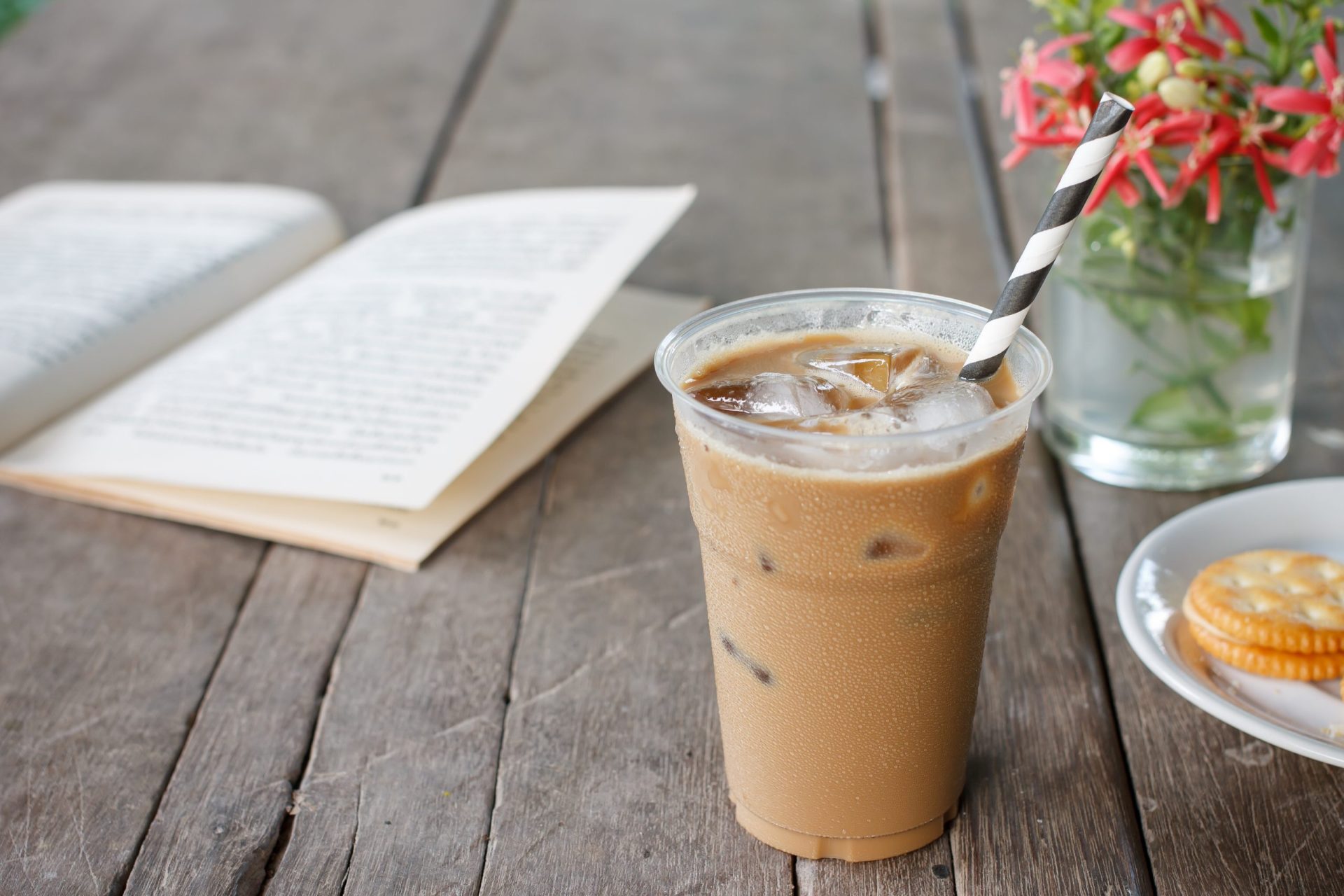 Sabe por que não deve juntar gelo ao seu café?