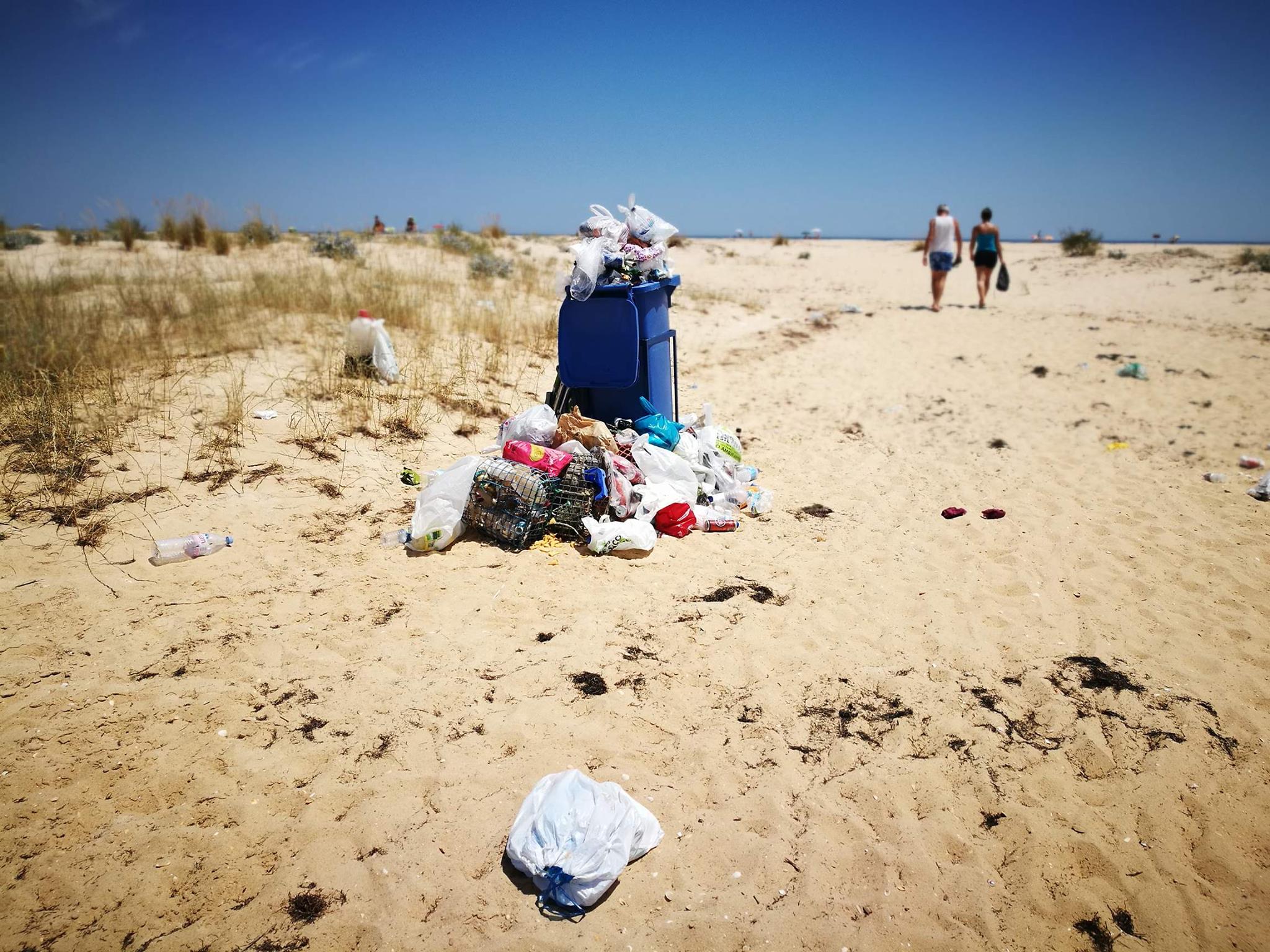 Veraneantes indignados com lixo no Algarve