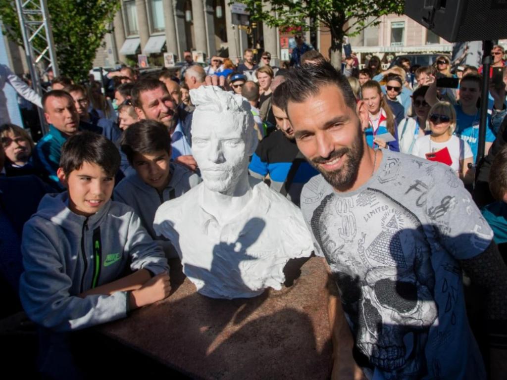 Rússia. Danny ganha um busto na despedida do Zenit