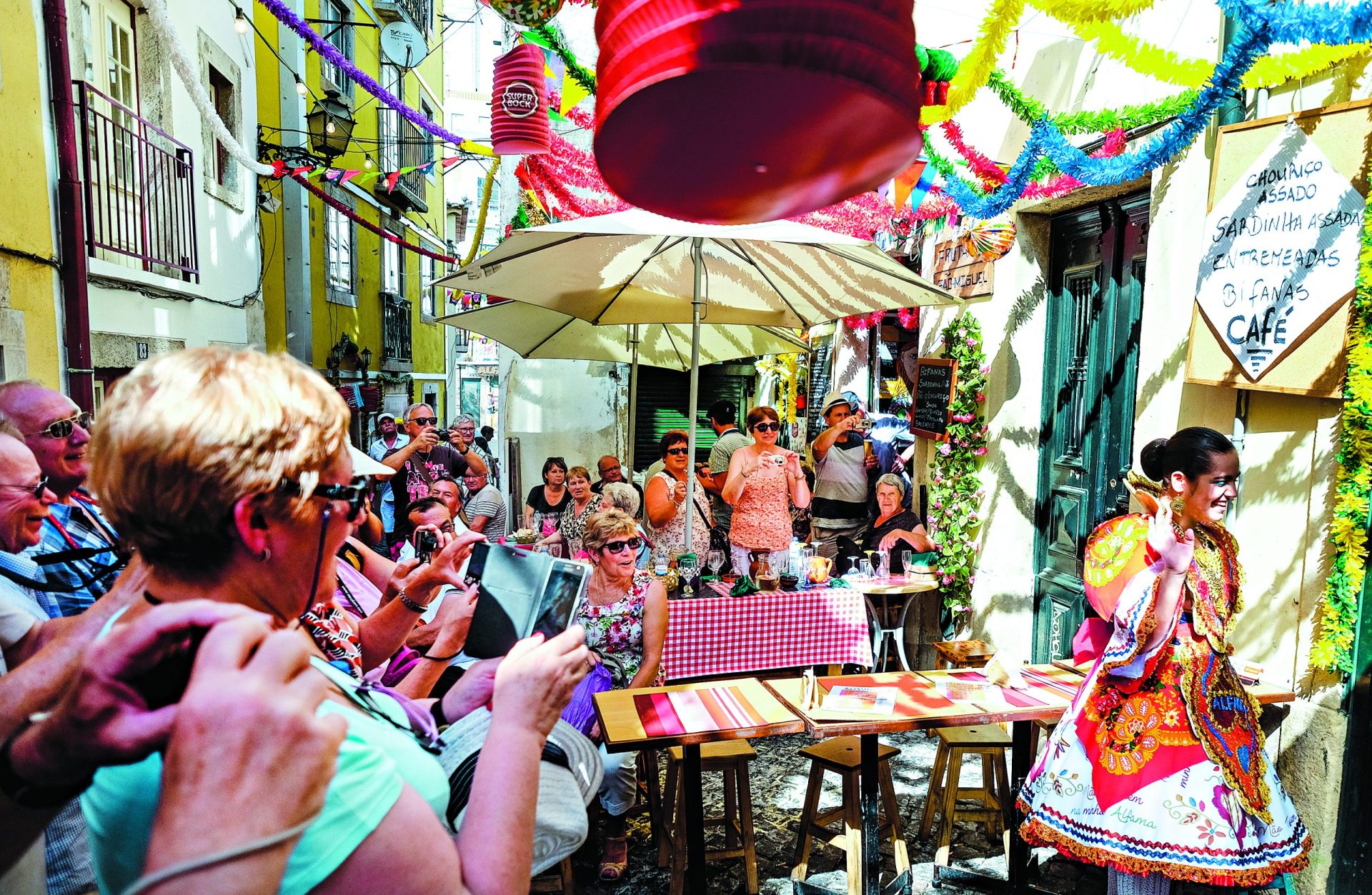 Turismo em Lisboa. “Qualquer dia até  a marcha de Alfama  é em inglês”