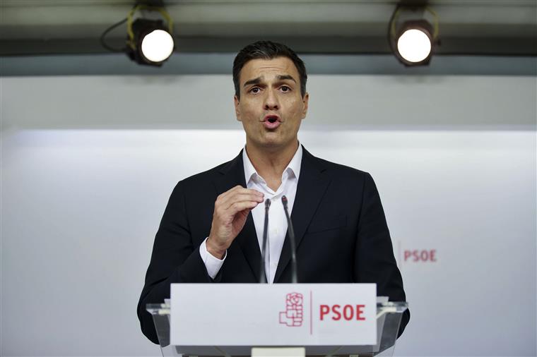 Espanha. Sánchez vai reunir com Podemos e Ciudadanos para derrubar PP