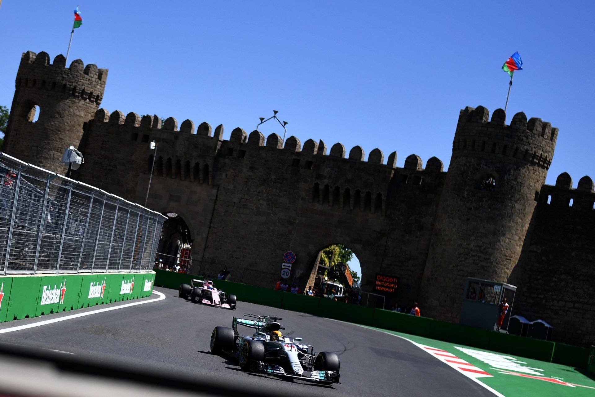 Hamilton bate Senna em pole positions