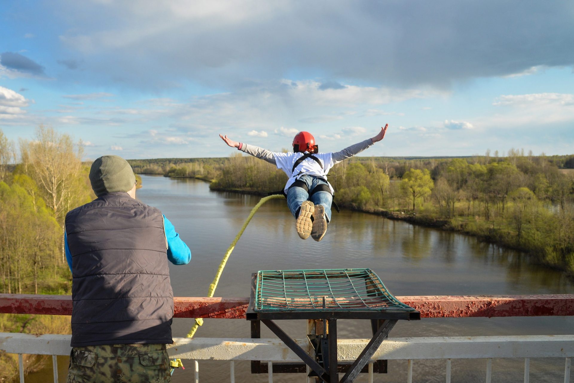 Jovem morreu porque instrutor de bungee jumping não sabia inglês