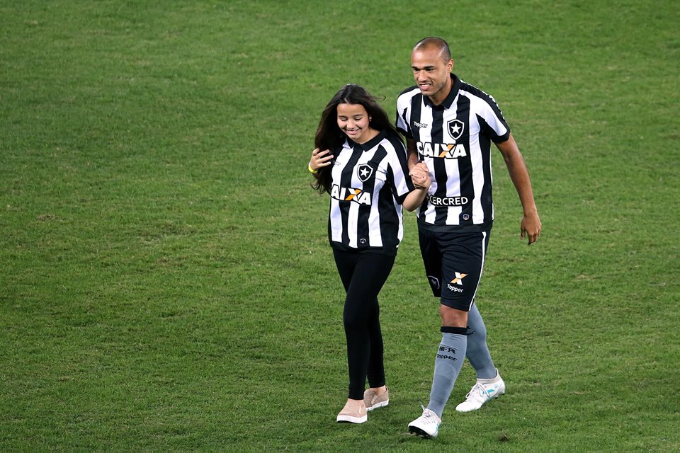 Brasil. Menina cega ovacionada de pé pelo Estádio Nilton Santos (com vídeo)