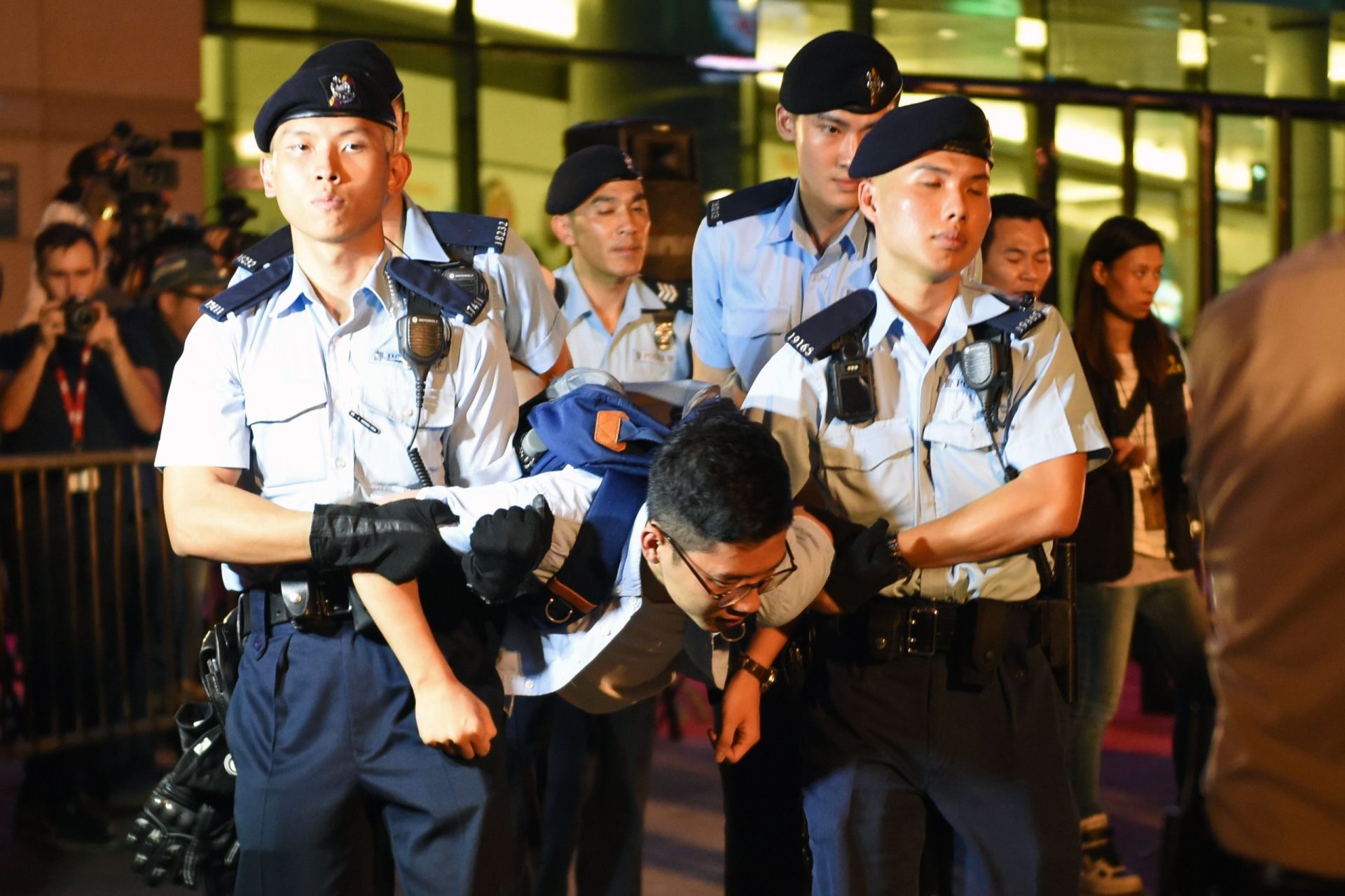 Hong-Kong. Protestos e detenções na véspera da visita de Xi Jinping